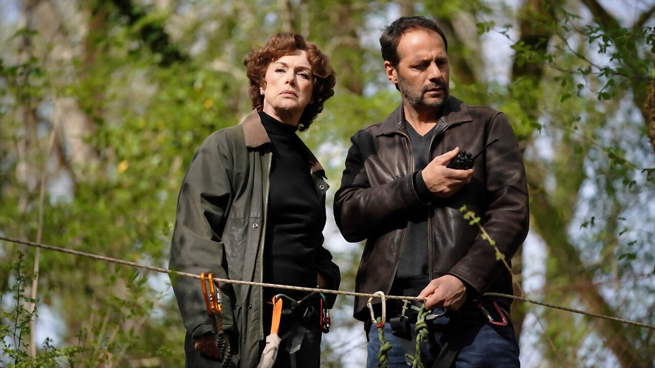 Tapeta filmu Stíny smrti: Vražda na zámku / Murder in La Rochefoucauld (2019)
