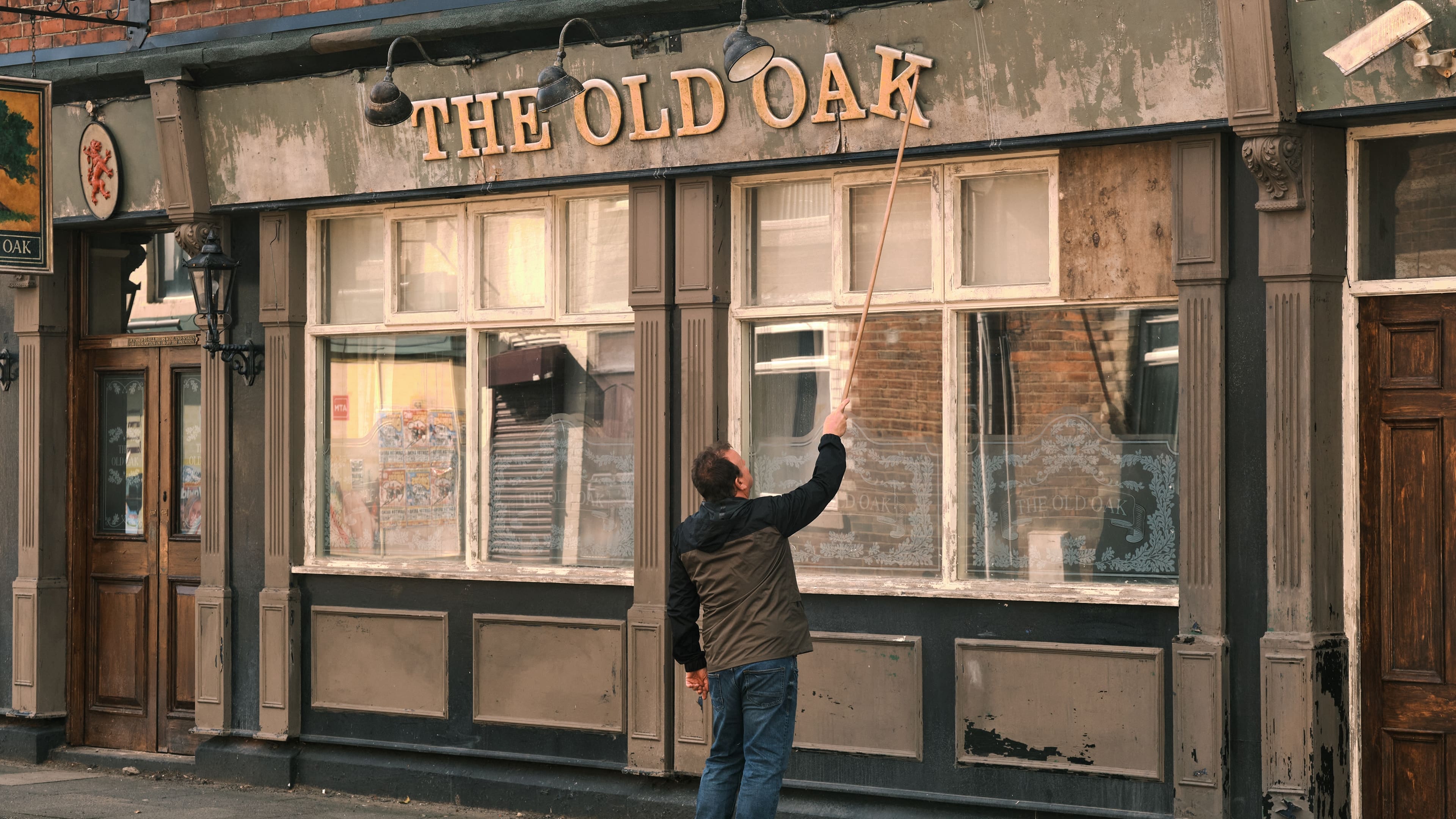 Tapeta filmu Starý dub / The Old Oak (2023)