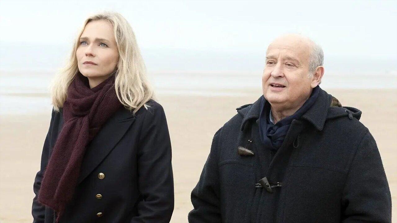 Tapeta filmu Stíny smrti: Vražda na pláži / Murder on Omaha Beach (2018)