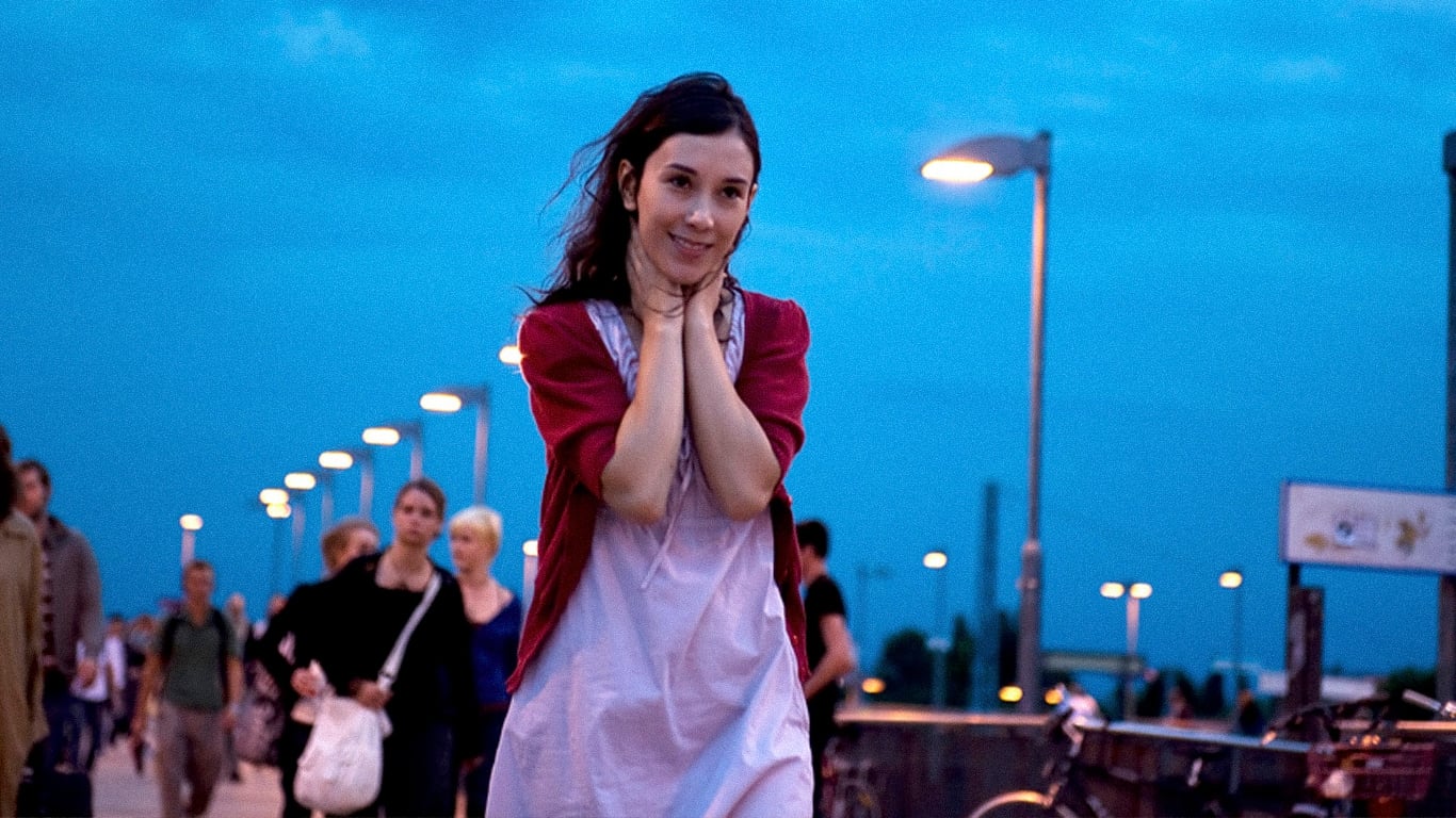 Tapeta filmu Cizinka / When We Leave (2010)