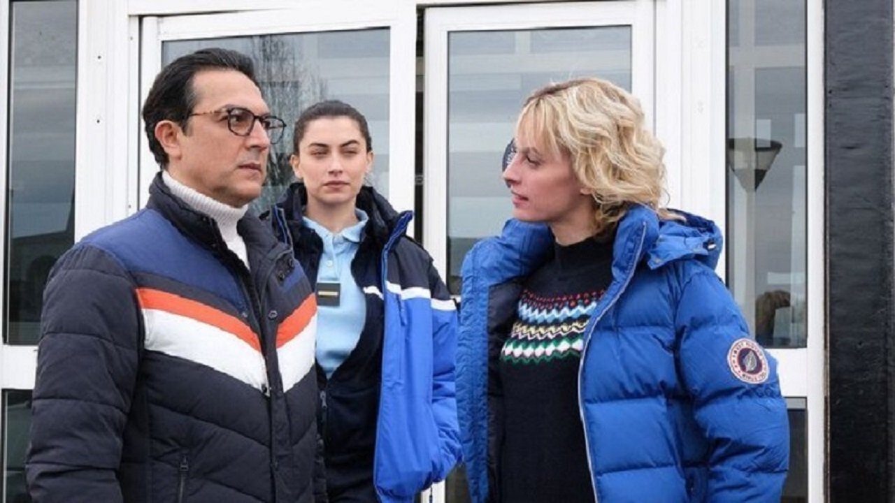 Tapeta filmu Stíny smrti: Vražda na policejní akademii / Les mystères de l'école de gendarmerie (2021)