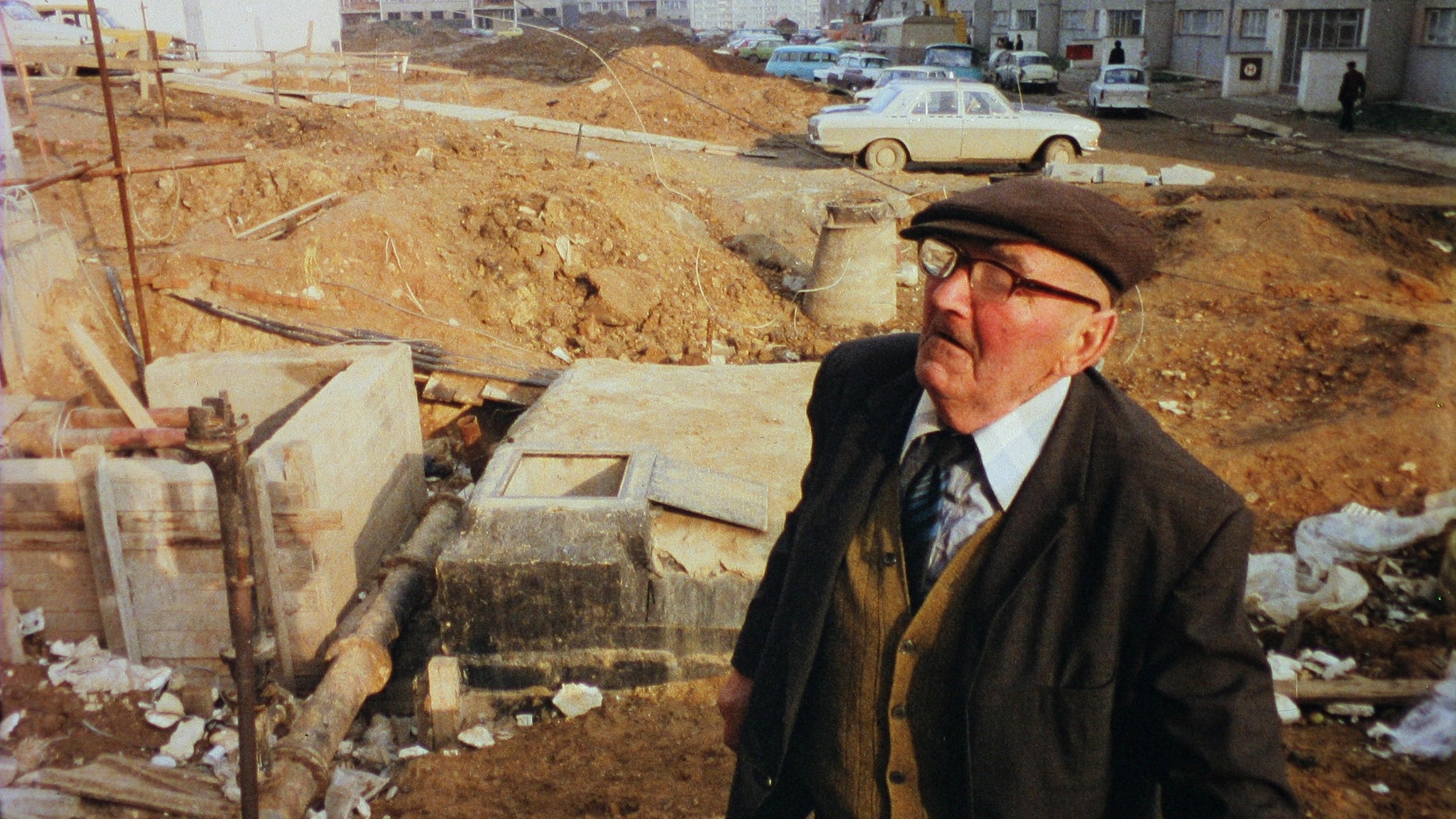 Tapeta filmu Panelstory aneb Jak se rodí sídliště / Panelstory or Birth of a Community (1980)