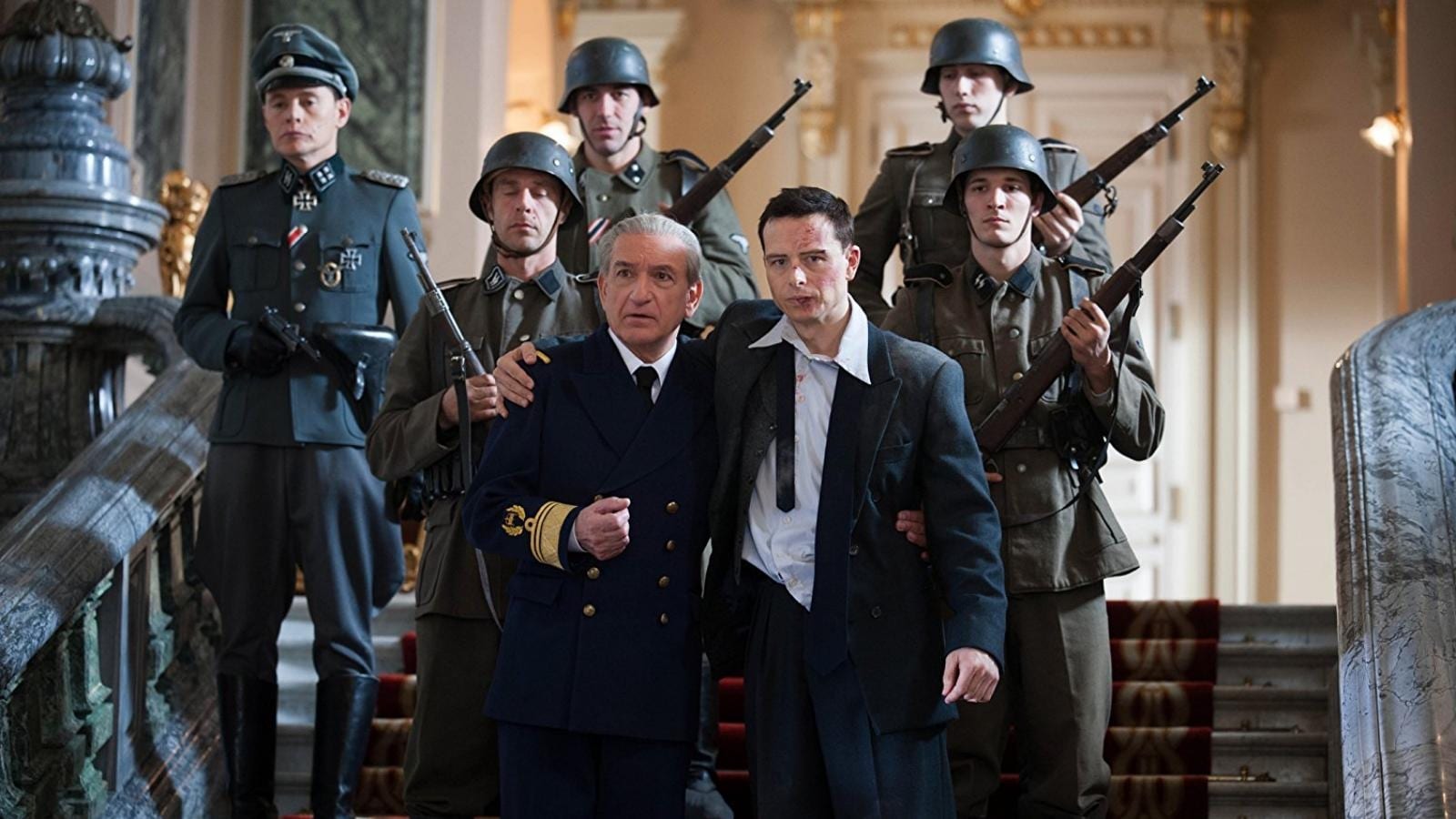 Tapeta filmu Skleněný dům / Walking with the Enemy (2013)