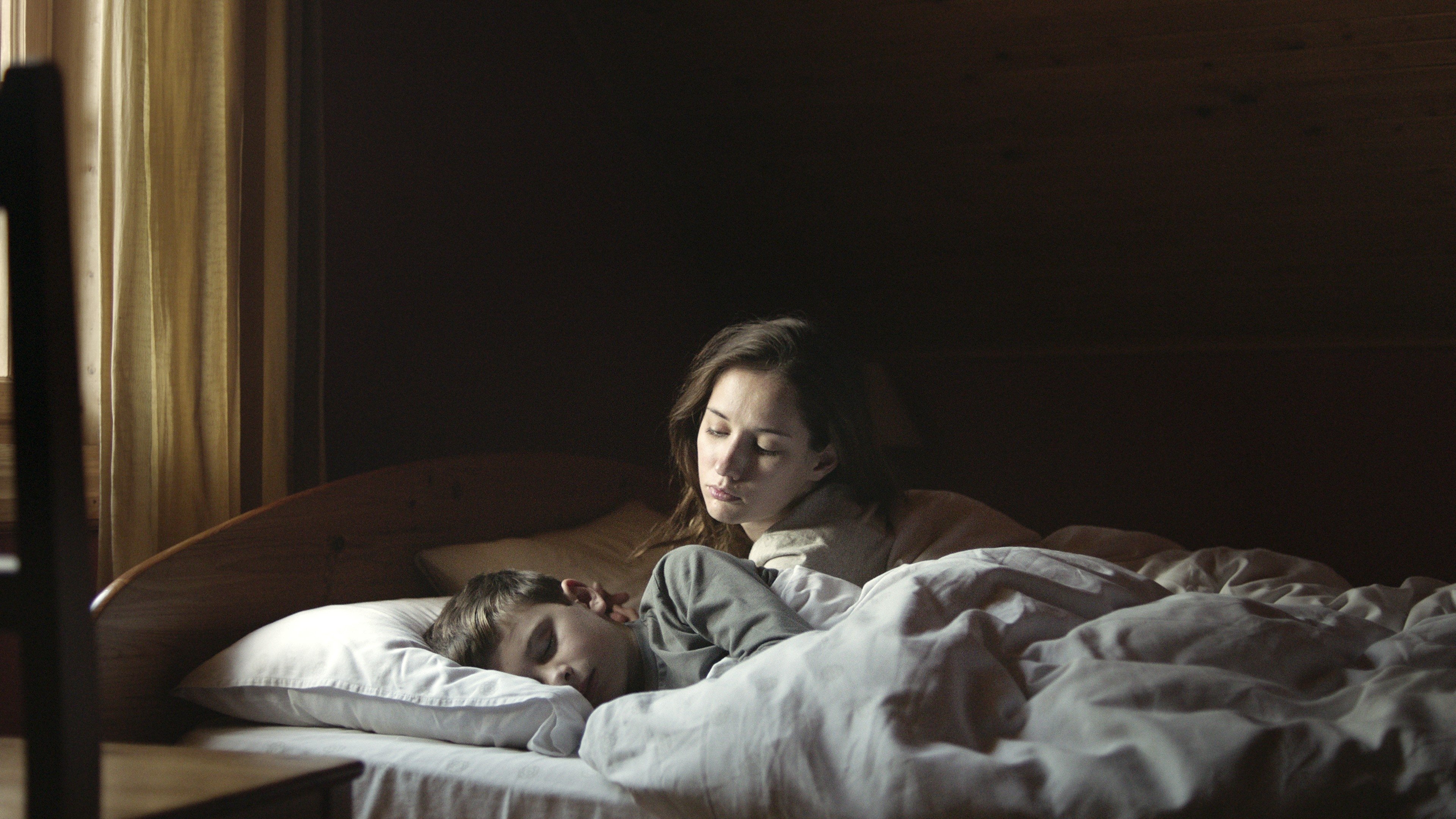 Tapeta filmu Tiché doteky / A Certain Kind of Silence (2019)