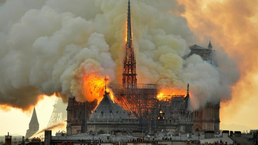Film Notre-Dame v plamenech plakát