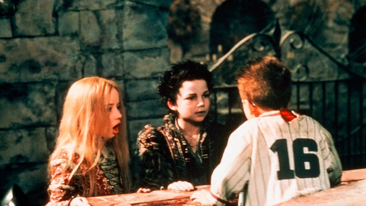 Tapeta filmu Příběhy upírka Rudolfa / The Little Vampire (2000)